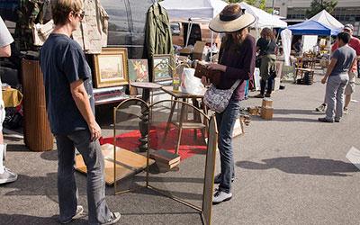 人 shopping at the Flea Market